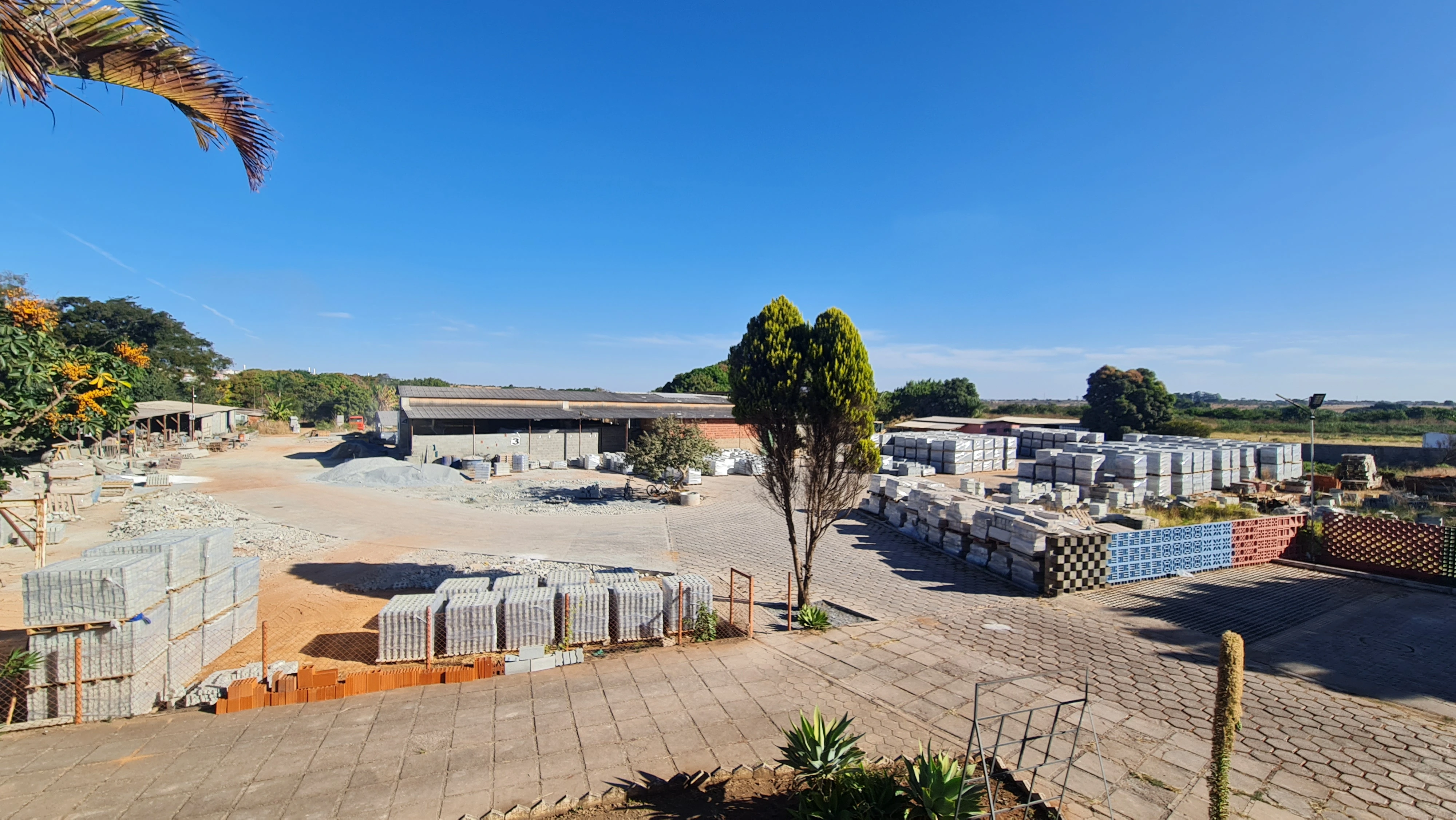 Pátio da fábrica da Lajes São Francisco em Brasília, com peças de concreto estocadas