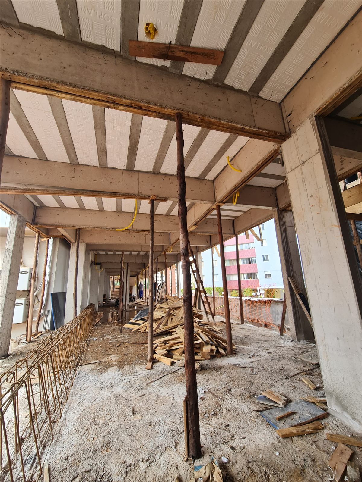Laje de piso com lajota de EPS em obra